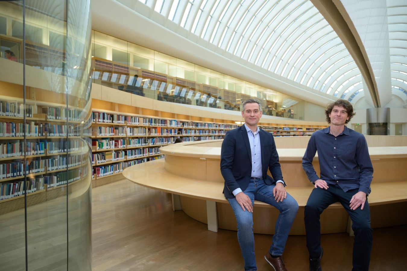 Erfolgreich lernen mit KI: Künstliche Intelligenz kann das Lernen und Lehren erleichtern. Sie sollte es uns aber nicht zu leicht machen, sagen die Erziehungswissenschaftler Sascha Schneider & Joshua Weidlich.